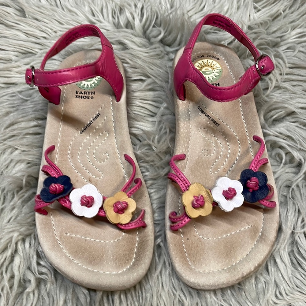 Earth Shoes little girls leather sandals. Size 1